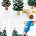 Vianočné dekorácie - stromčeky zo šišiek 